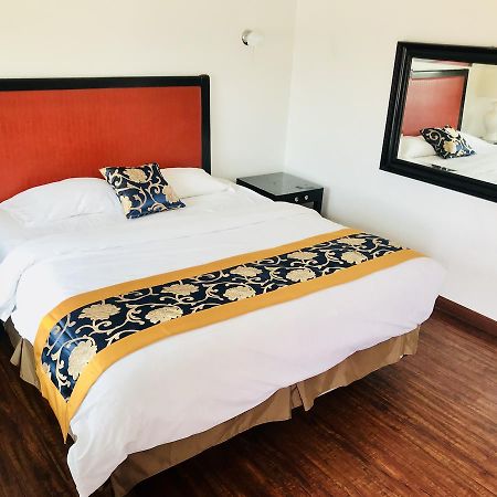 Norwalk Inn & Suites Екстериор снимка