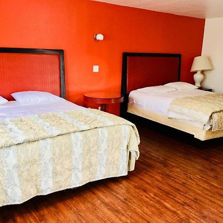 Norwalk Inn & Suites Екстериор снимка