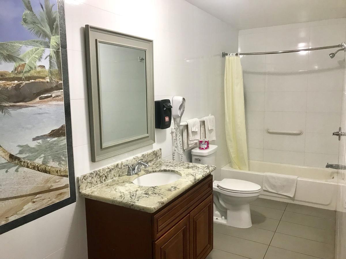 Norwalk Inn & Suites Екстериор снимка