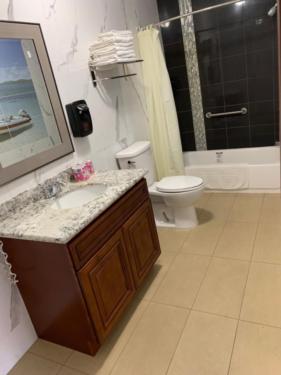 Norwalk Inn & Suites Екстериор снимка