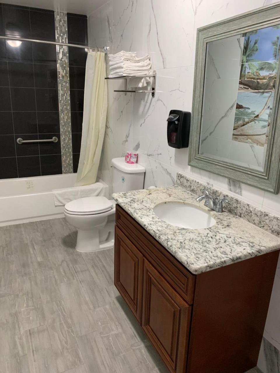 Norwalk Inn & Suites Екстериор снимка